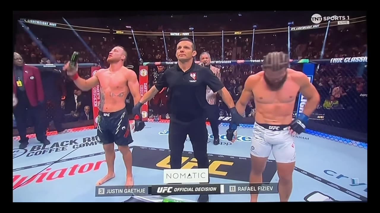 Magomed Ankalaev defeats Alex Pereira to become the new UFC light heavyweight champion!