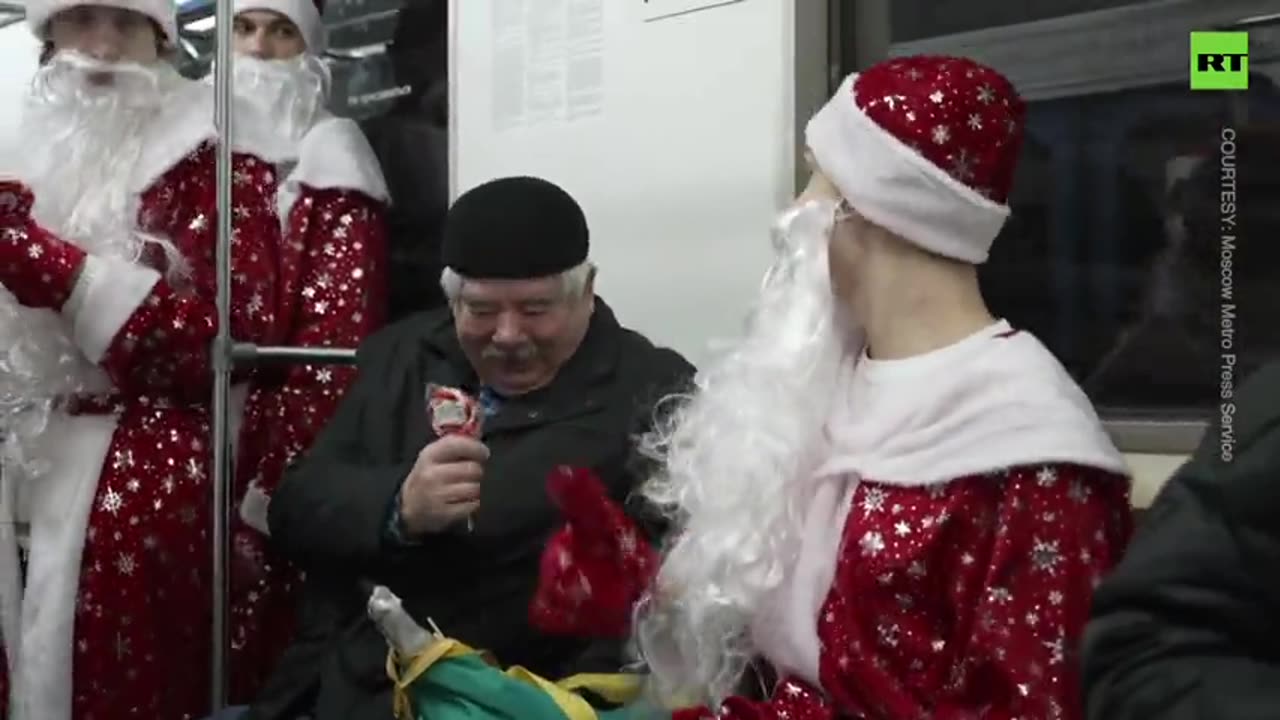 100 Russian Santas stage flash mob in Moscow Metro: dancing and handing out lollipops