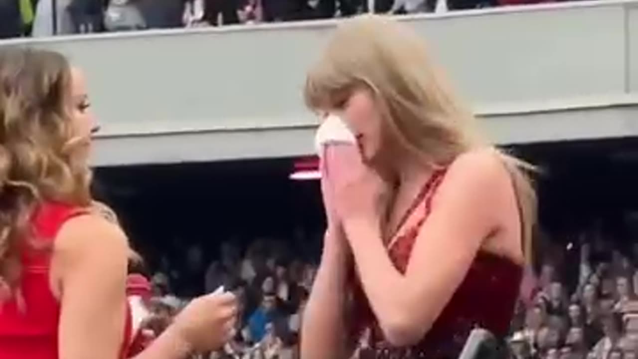 Watch Taylor Swift take a Quick Break between Songs