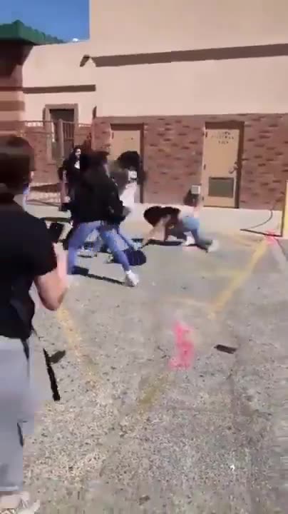 She fought 3 girls at once 😮