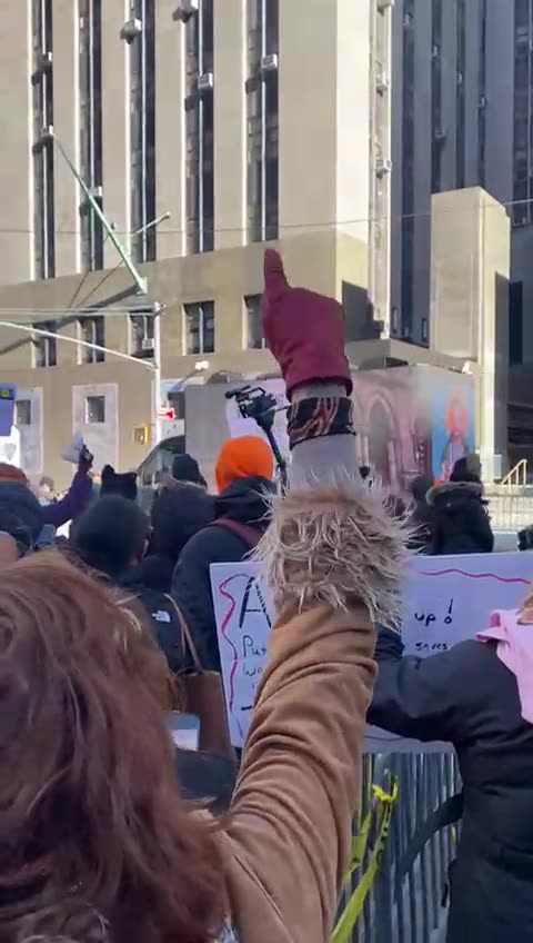 USA - RACCOLTE FONDI E FAN IN TRIBUNALE, LUIGI MANGIONE È UNA STAR (24.02.25)