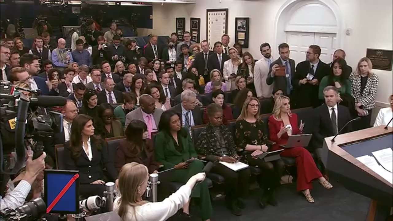 Trump’s Press Secretary faces the Press with the same STUPID Questions