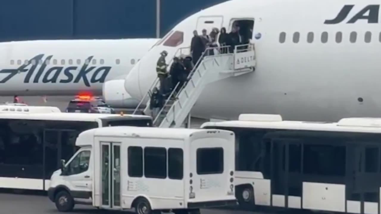 🚨#BREAKING: A Japan Airlines jet has collided with parked Delta jet at Seattle T...