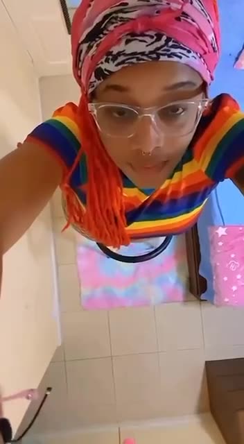 Slim thick twerking juicy ass.