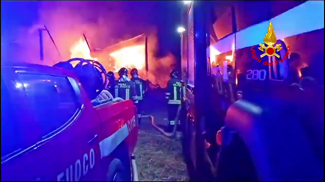 Avellino - Incendio deposito a Morra De Sanctis: l'intervento dei vigili del fuoco (08.02.25)