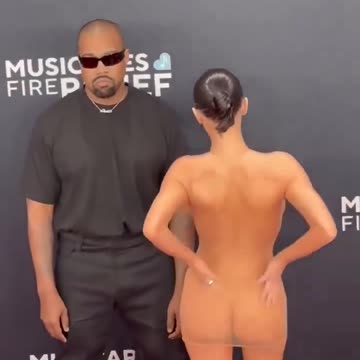 Kanye’s wife Bianca censori really wore this at the Grammys???