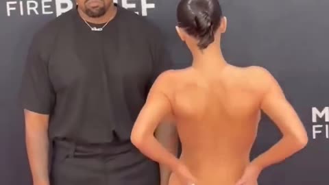 Kanye’s wife Bianca censori really wore this at the Grammys???