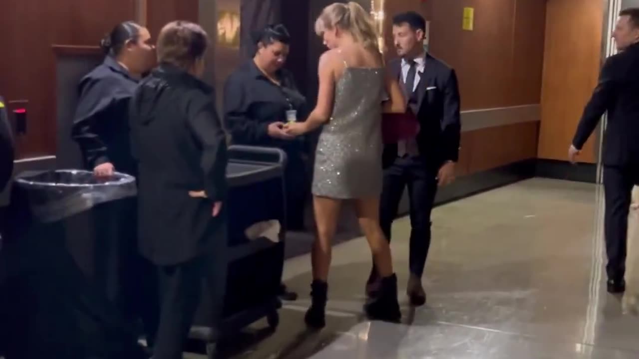 Taylor Swift tipping the workers as she’s leaving the GRAMMYs!