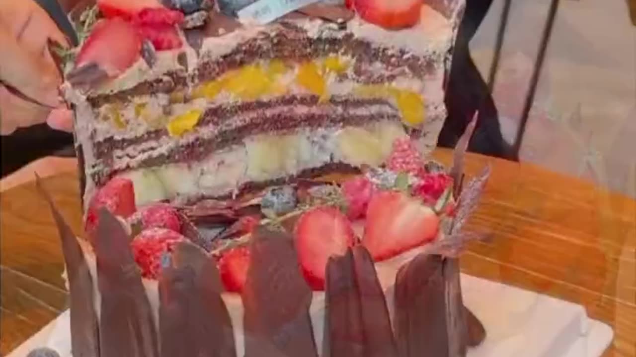 "Elegant Chocolate Berry Cake – Perfect for Special Occasions!"