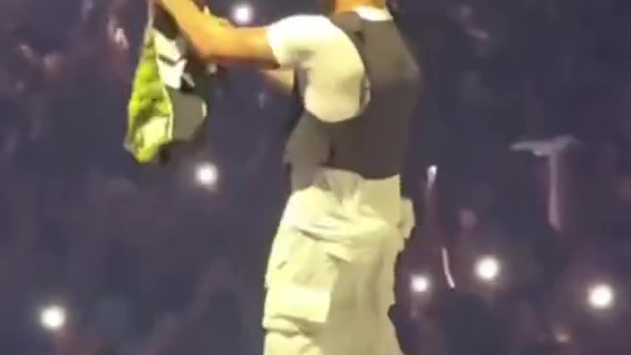 Drake really threw DeMar’s jersey on the ground 👀😅