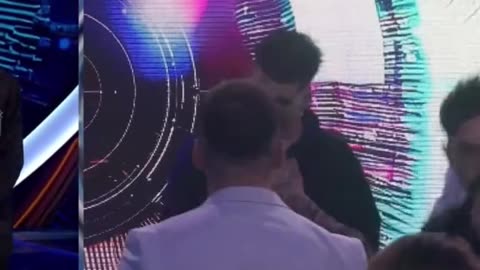 Dj Gimbo nuk e përfill Jozin gjatë surprizës për Gjestin