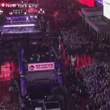 🚨#BREAKING: Heavy Downpours Soak Hundreds of Thousands people in Times Square...