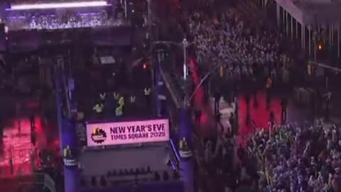 🚨#BREAKING: Heavy Downpours Soak Hundreds of Thousands people in Times Square...