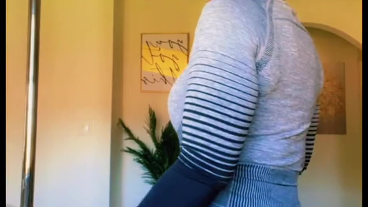 She make her fat Azz clap so slow.