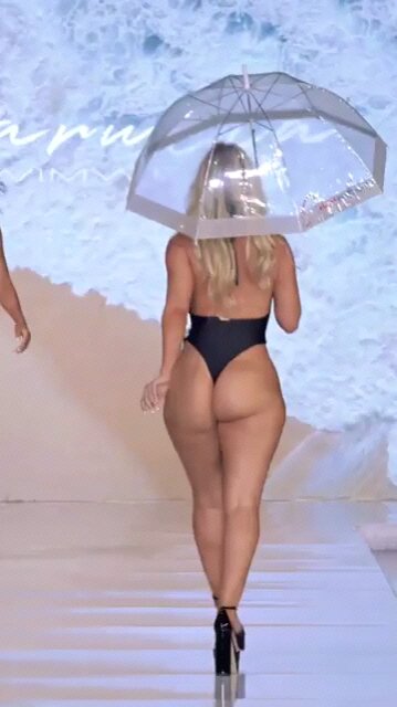 She so fine, she winning 😁