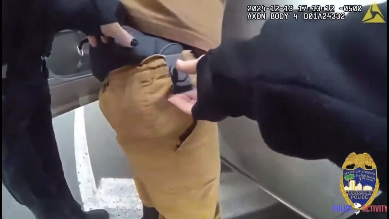 POLICE OFFICER ACCIDENTALLY🚦🚙👤💥👮♂️🚓📸SHOOTS MAN WITH OWN GUN🚔🚑💫