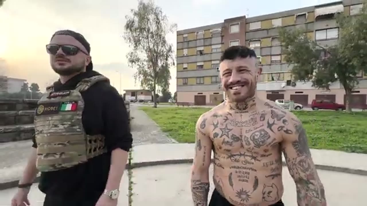 Superstar Italian movie gangster in street fight!!!