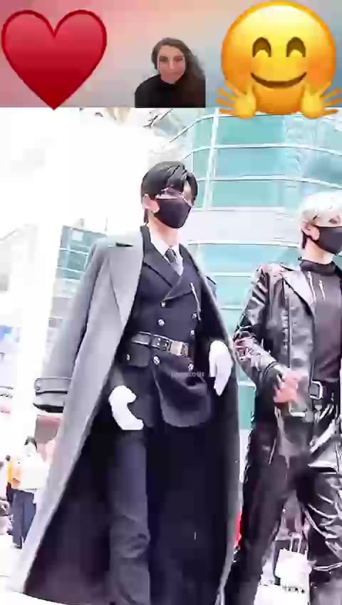 Elegant fashion walk by two stunning models! 😮✨