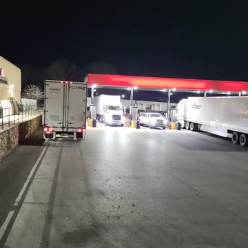 WHAT ARE THEY DOING #ourtruckinglife #truckdrivers #reallifetruckers #truckdriver #atruckerslife