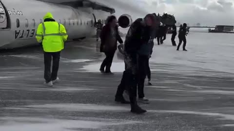 Vídeo mostra Avião da Delta Pegando Fogo ao Pousar em Toronto