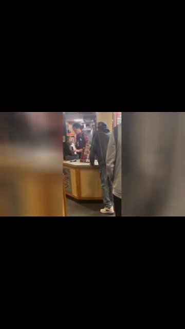 Pizza Hut Worker Deals With A Feral Karen In The Most Hilarious Way