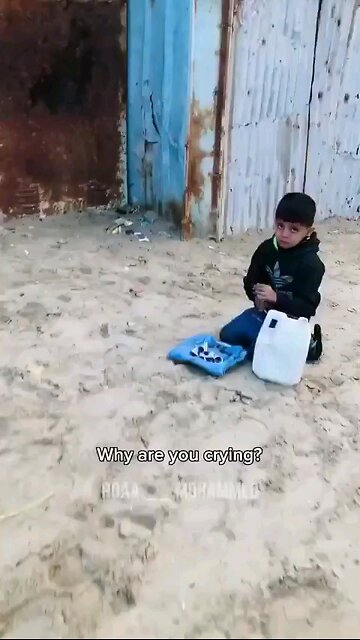 A DISPLACED 10 YEAR OLD CHILD, SELLS PEANUTS TO MAKE MONEY TO SURVIVE #palestine #gaza