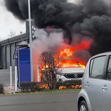 E-merci a töltőállomáson, amint éppen védi a környezetét.