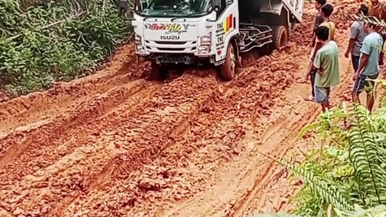 The truck stepped on the gas and finally couldn't handle the extreme steep climb