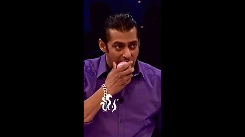 Salman Khan eating onion infront of Kareena Kapoor and Karishma Kapoor