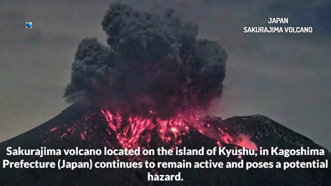 Lors d'une éruption volcanique au Japon, la foudre frappe le cratère