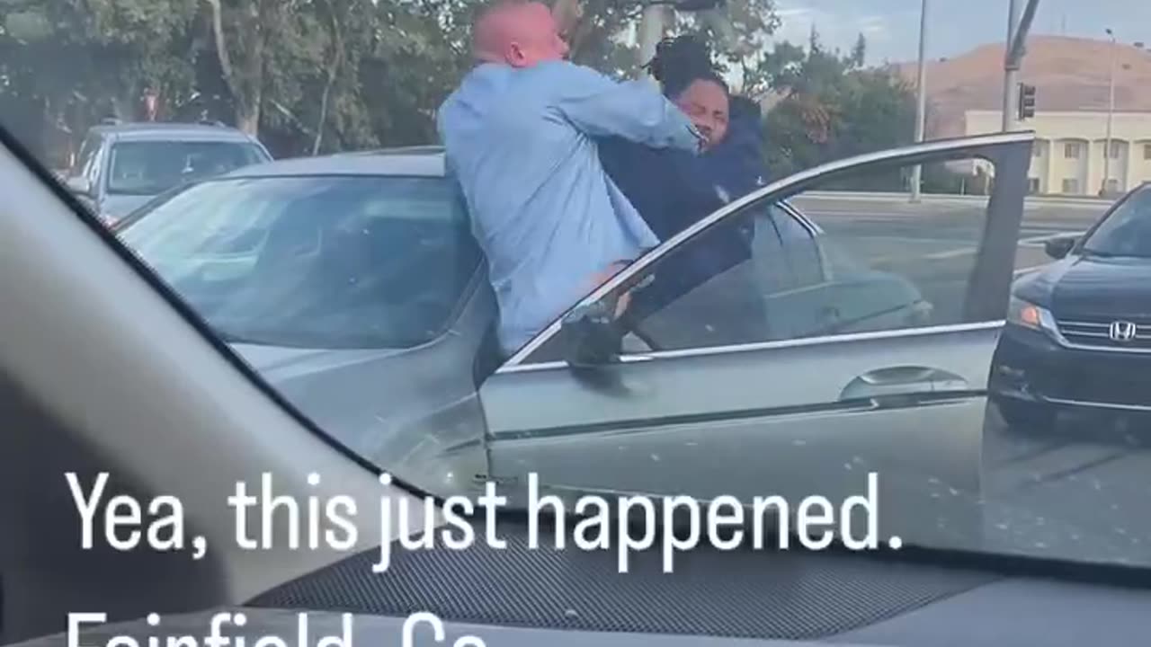 Fight breaks out in the middle of traffic