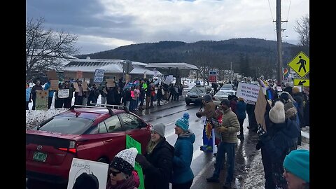"Vance is a traitor, Go ski in Russia" - Hundreds protest against JD Vance and his family