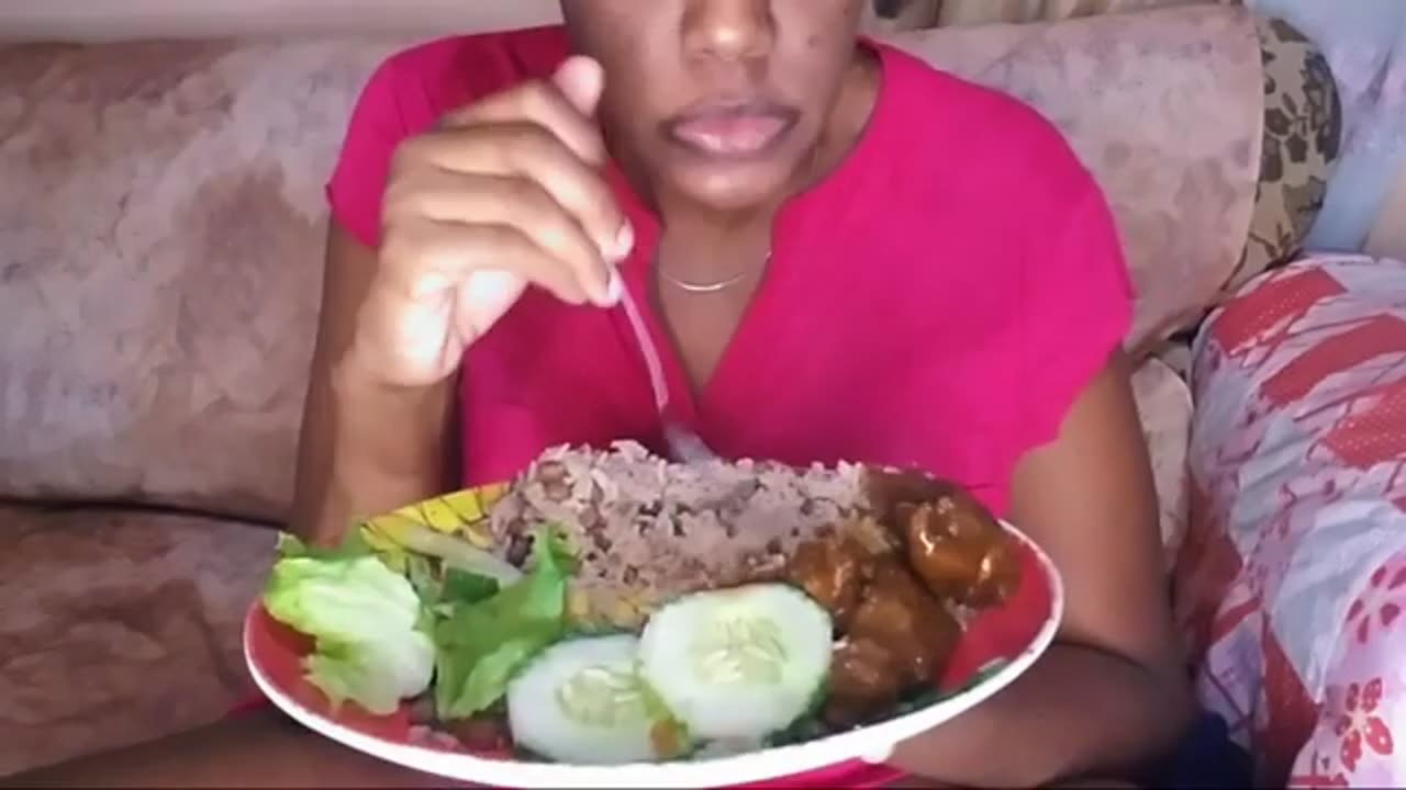 SMALL MUKBANG EATING BRABE FRIED CHICKEN RICE AND BEAN, LETTUCE TOMATO CUCUMBER