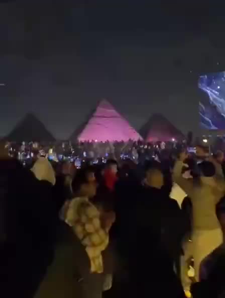 Raving at the foot of the great pyramids