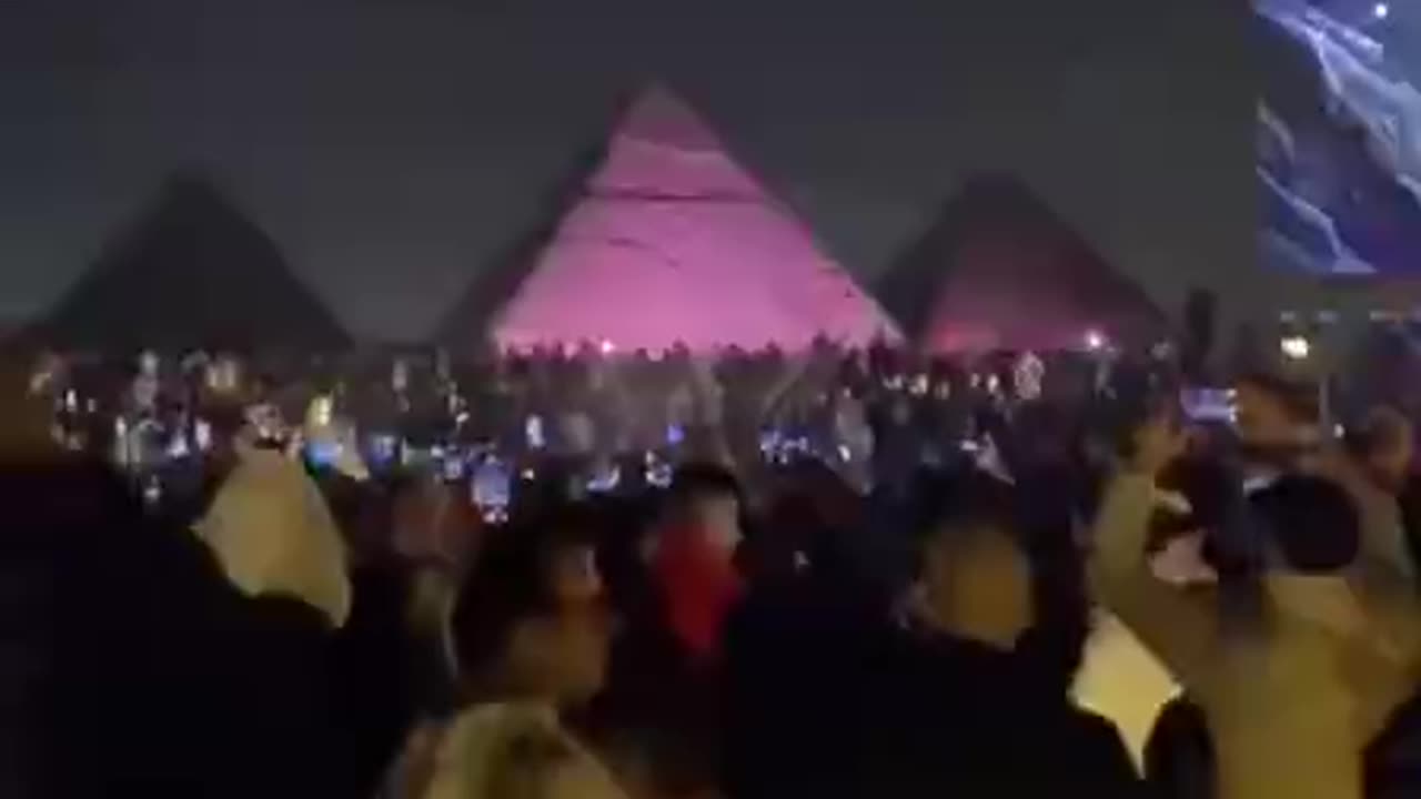 Raving at the foot of the great pyramids
