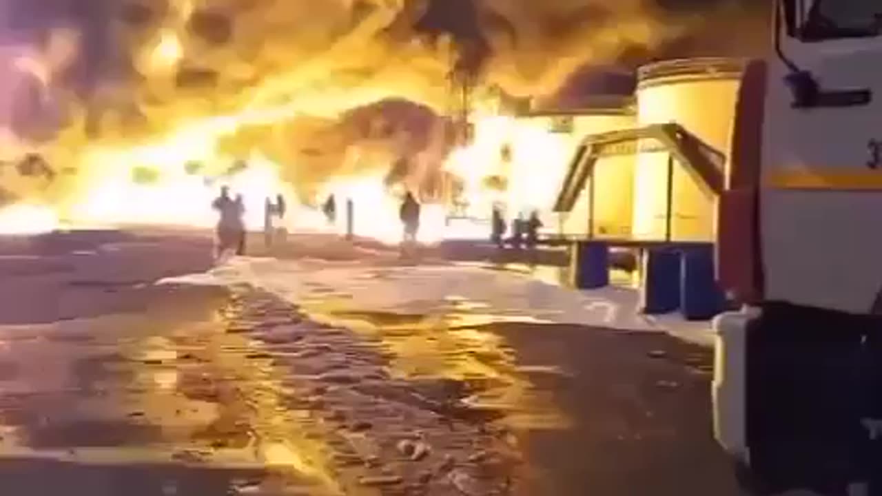 🔥 A fire continues at the oil depot in Engels, which was attacked again by