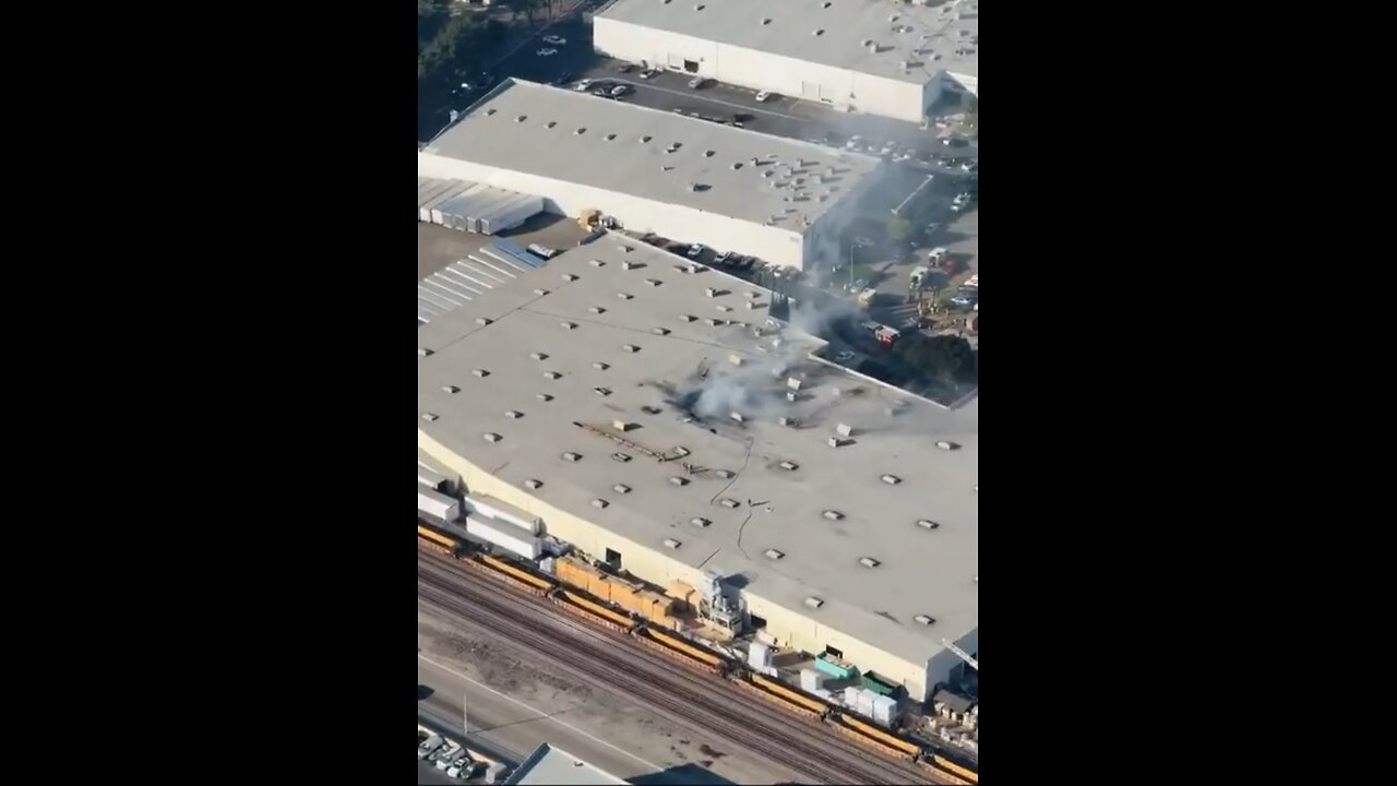 Fullerton Ca, a plane crashes on the roof of a warehouse