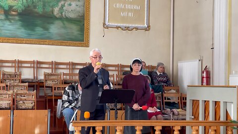 Синее небо, и крест на холме…