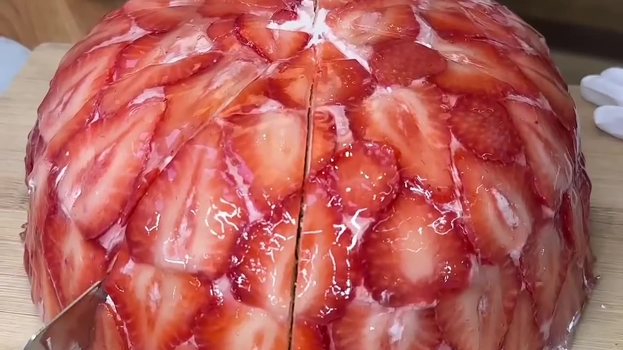 A must-see for sweet tooth! Strawberry zucot cake🍓