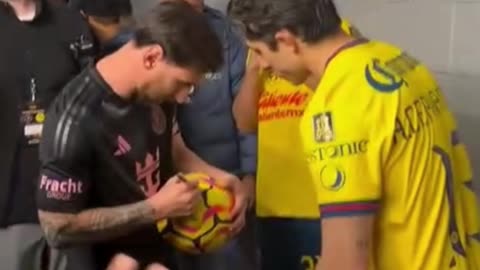 😂😲 ¡UN FAN SE GRABA MIENTRAS ESPERA QUE MESSI LE FIRME EL BALÓN!