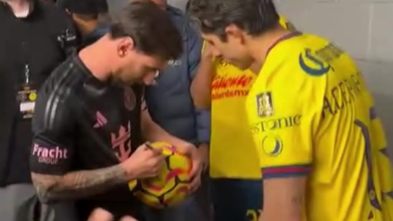 😂😲 ¡UN FAN SE GRABA MIENTRAS ESPERA QUE MESSI LE FIRME EL BALÓN!