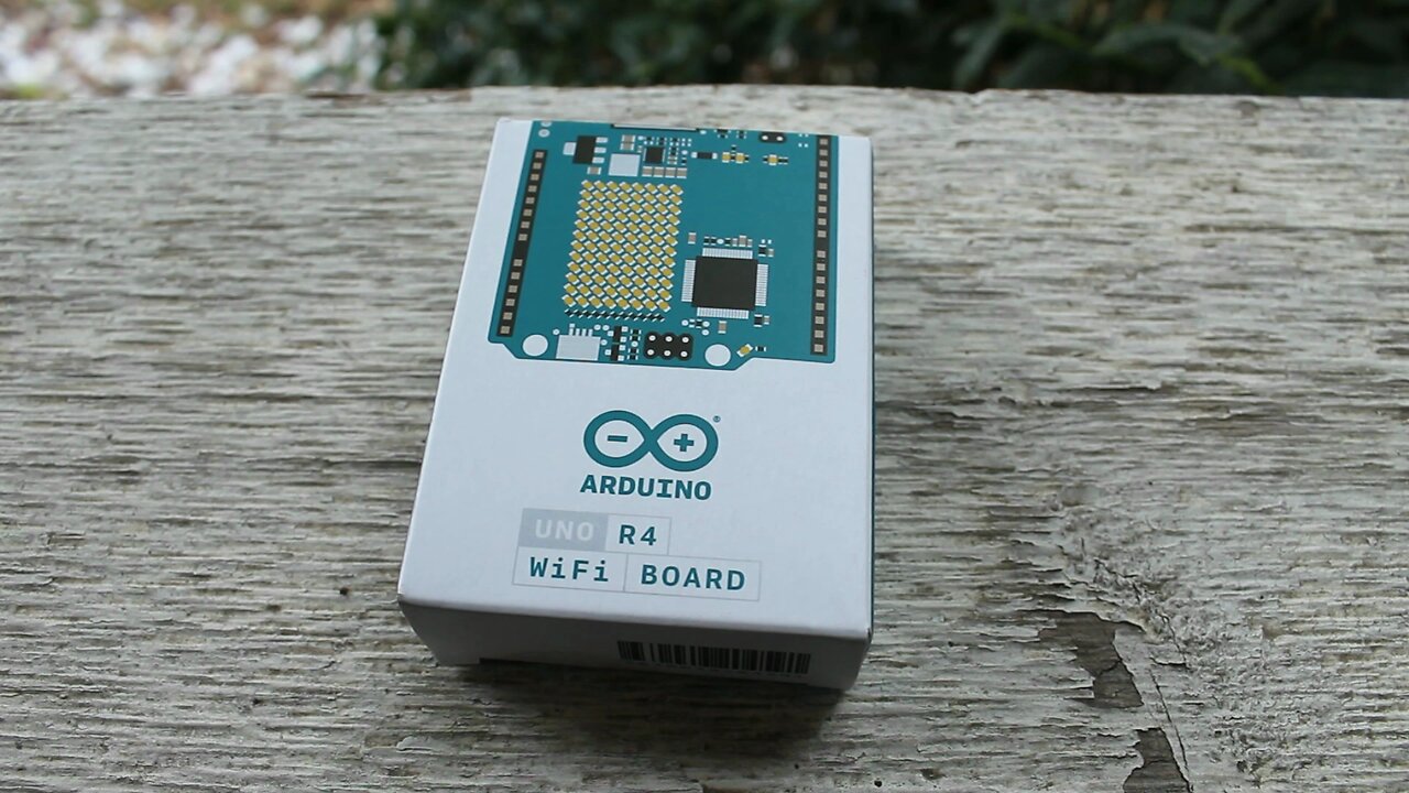 The Arduino UNO R4 Unbox