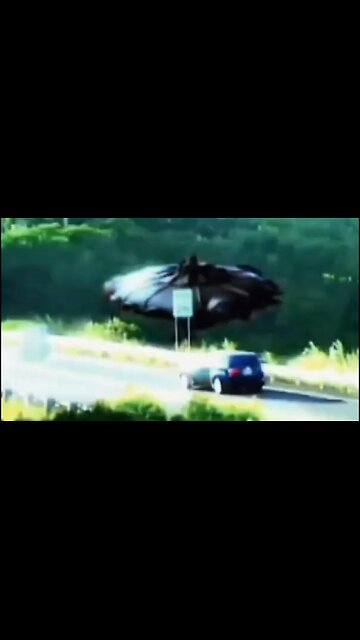 Ufo landet auf Strasse und dematerialisiert sich in Warp Speed