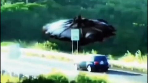 Ufo landet auf Strasse und dematerialisiert sich in Warp Speed