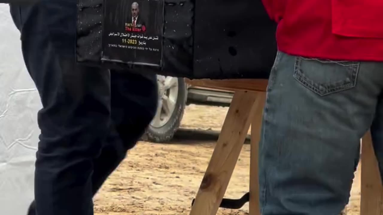 The moment the Red Cross received the coffins from the Palestinian resistance