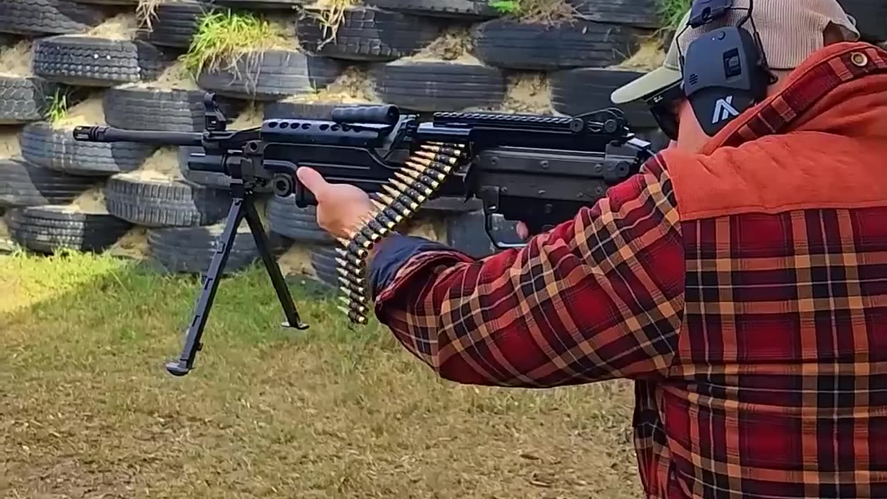 M249 SAW Light Machine Gun!