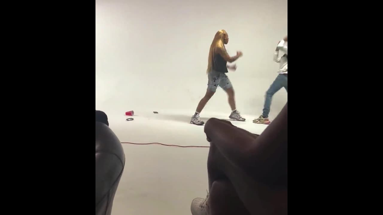 Girls Fight-Two Girls Suddenly Started Fighting during Rehearsal