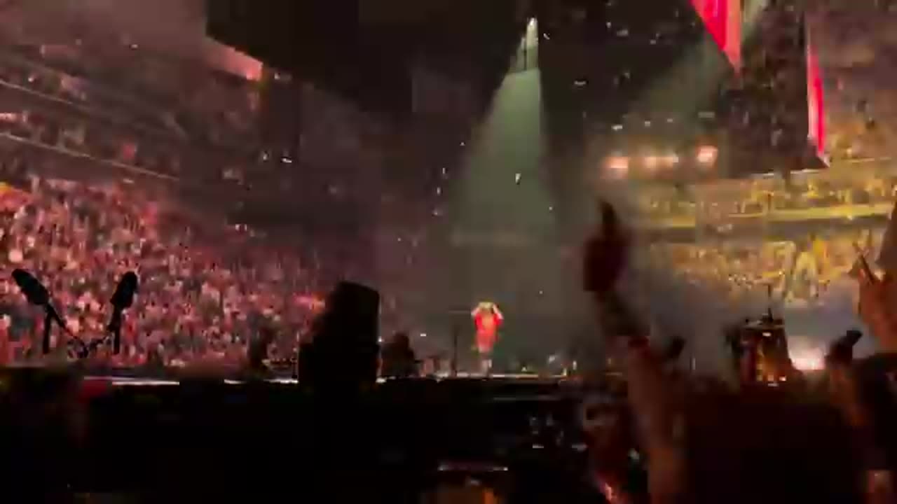Billie Eilish - BIRDS OF A FEATHER l Live at Centre Vidéotron Québec 2024