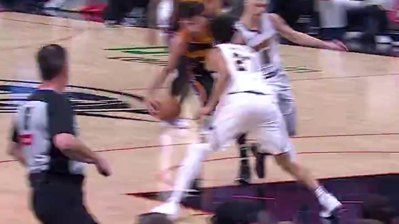 NBA - Chet ROARS after the SPIN and STUFF 💥