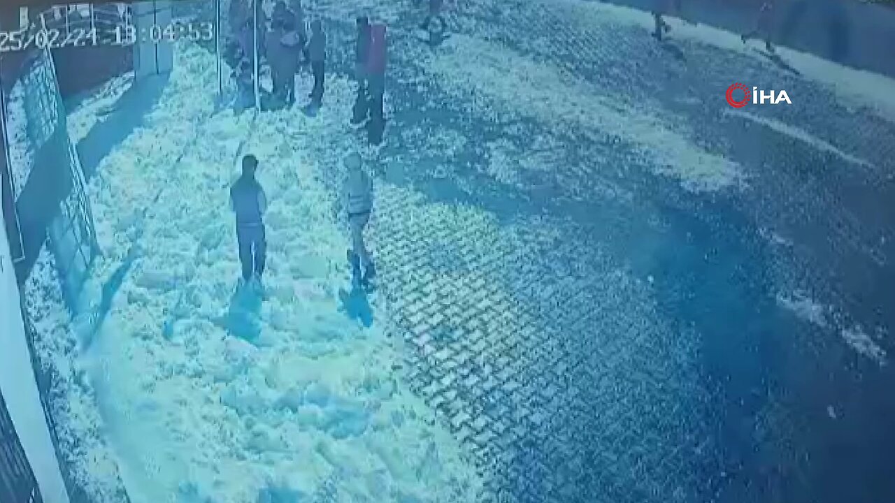 Muş'ta ilkokul öğrencisinin başına buz kütlesi düştü